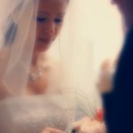 nevěsta nasazuje prsten ženichovi, the bride puts the ring on the bridegroom, la sposa mette l'anello allo sposo